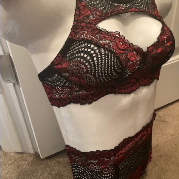 Red and black lingerie with garter - Picture 5 of 5